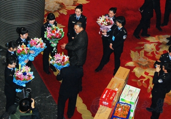 車站安檢門女檢員獲分隊(duì)七夕祝福